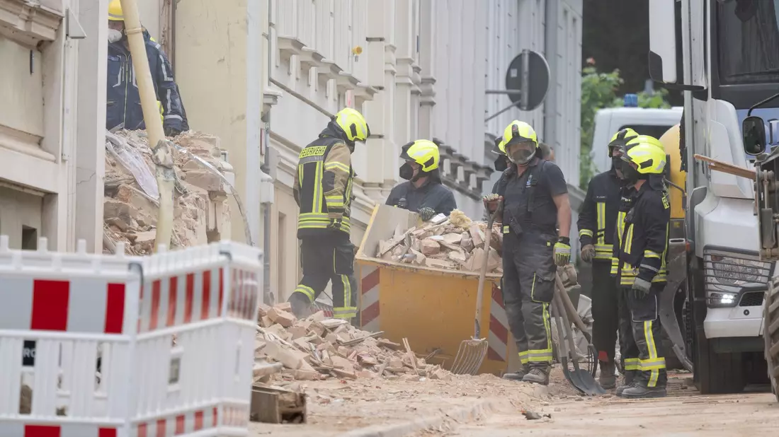 Drei Leichen wurden nach dem Hauseinsturz in Görlitz geborgen. - Bild: Sebastian Kahnert/dpa