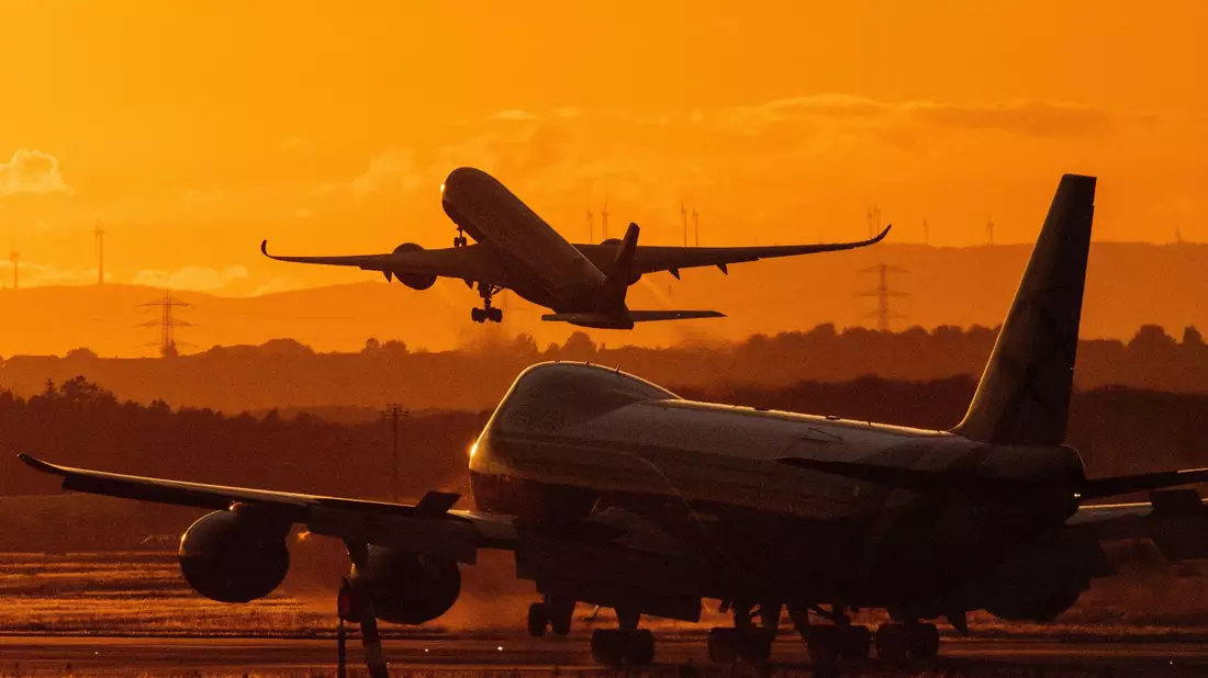 Der Bundestag hat der Senkung der Flugticketsteuer zugestimmt (Archivbild) - Bild: Boris Roessler/dpa