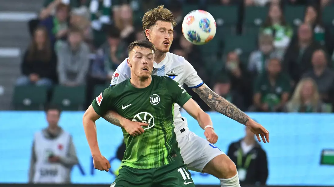 Calvin Brackelmann vom SC Paderborn und der Wolfsburger Dzenan Pejcinovic (vorne) im Zweikampf. - Bild: Swen Pförtner/dpa