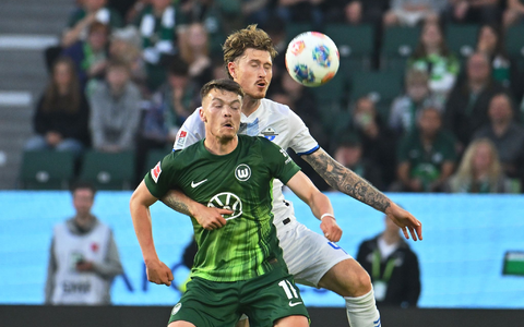 Calvin Brackelmann vom SC Paderborn und der Wolfsburger Dzenan Pejcinovic (vorne) im Zweikampf. - Foto: Swen Pförtner/dpa