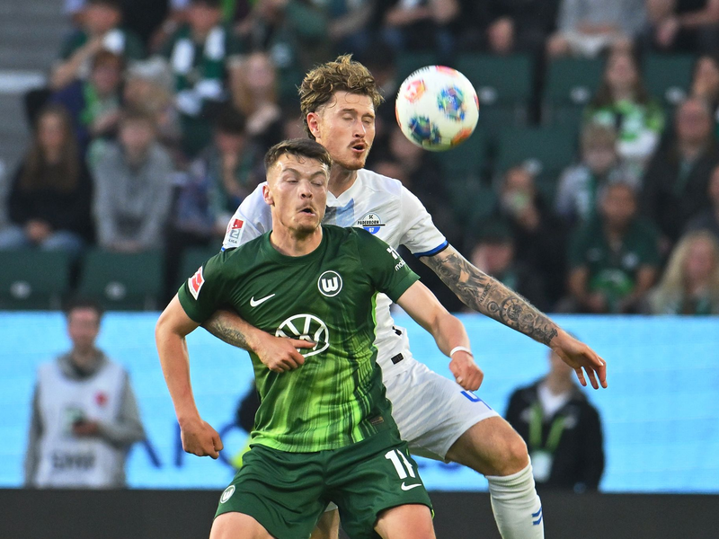 Calvin Brackelmann vom SC Paderborn und der Wolfsburger Dzenan Pejcinovic (vorne) im Zweikampf. - Foto: Swen Pförtner/dpa