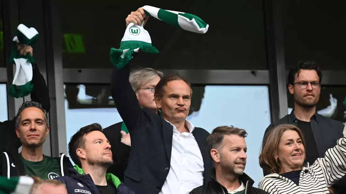 Volkswagen-Chef Oliver Blume beim ersten Relegationsspiel des VfL Wolfsburg. - Bild: Julian Stratenschulte/dpa