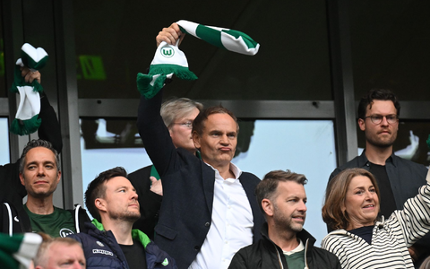 Volkswagen-Chef Oliver Blume beim ersten Relegationsspiel des VfL Wolfsburg. - Foto: Julian Stratenschulte/dpa