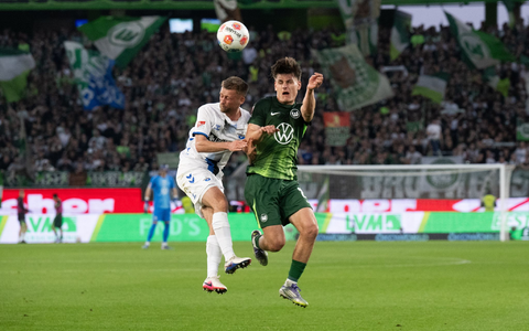 Im Kopfballduell: Wolfsburgs Joakim Maehle (r) und Sebastian Klaas vom SC Paderborn. - Foto: Julian Stratenschulte/dpa