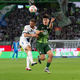 Im Kopfballduell: Wolfsburgs Joakim Maehle (r) und Sebastian Klaas vom SC Paderborn. - Foto: Julian Stratenschulte/dpa
