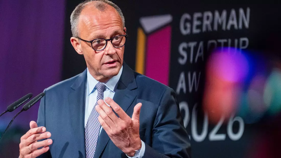 Bundeskanzler Merz versprach, Startups einen roten Teppich auszurollen. - Bild: Christophe Gateau/dpa