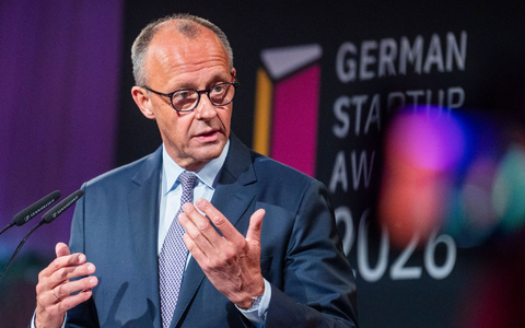 Bundeskanzler Merz versprach, Startups einen roten Teppich auszurollen. - Foto: Christophe Gateau/dpa