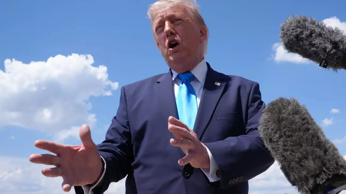 Trump kündigt die Entsendung Tausender Soldaten nach Polen an.  - Bild: Jacquelyn Martin/AP/dpa