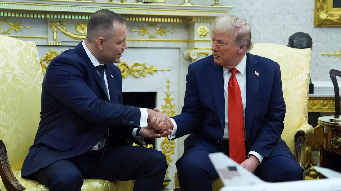 Trump und Nawrocki verstanden sich beim Treffen gut (Archivbild). - Bild: Evan Vucci/AP/dpa