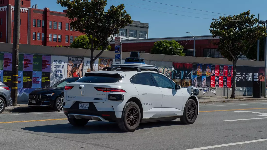 Zunächst waren fahrerlose Waymo-Robotaxis vor allem in sonnigen Gegenden wie San Francisco unterwegs. (Archivbild) - Bild: Andrej Sokolow/dpa