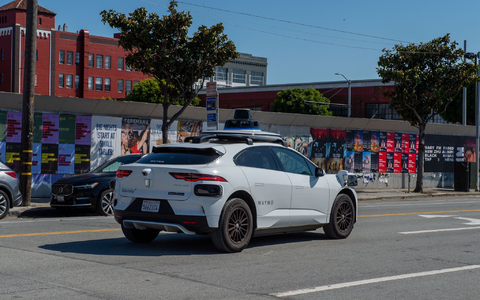 Zunächst waren fahrerlose Waymo-Robotaxis vor allem in sonnigen Gegenden wie San Francisco unterwegs. (Archivbild) - Foto: Andrej Sokolow/dpa