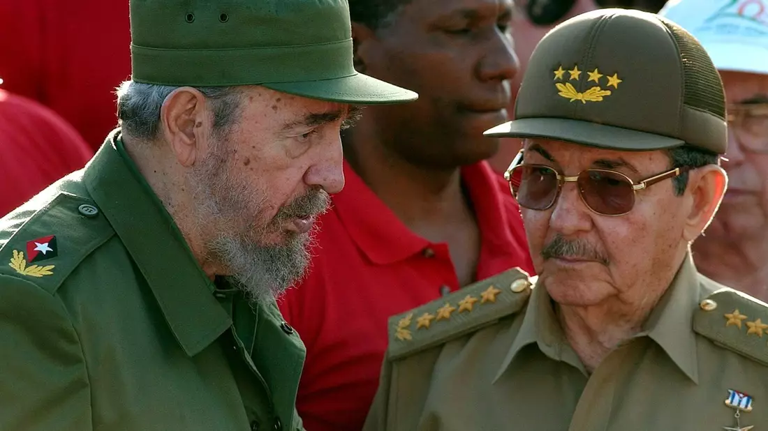 Die Brüder Fidel (l) und Raúl Castro (r) waren die Anführer der kubanischen Revolution. (Archivbild) - Bild: Alejandro Ernesto/EPA/dpa