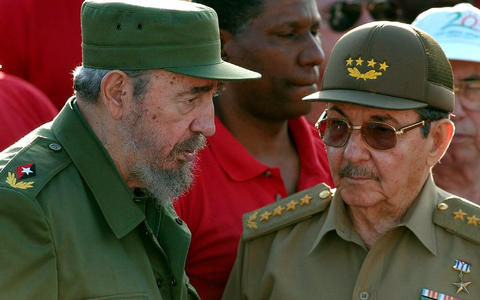Die Brüder Fidel (l) und Raúl Castro (r) waren die Anführer der kubanischen Revolution. (Archivbild) - Foto: Alejandro Ernesto/EPA/dpa