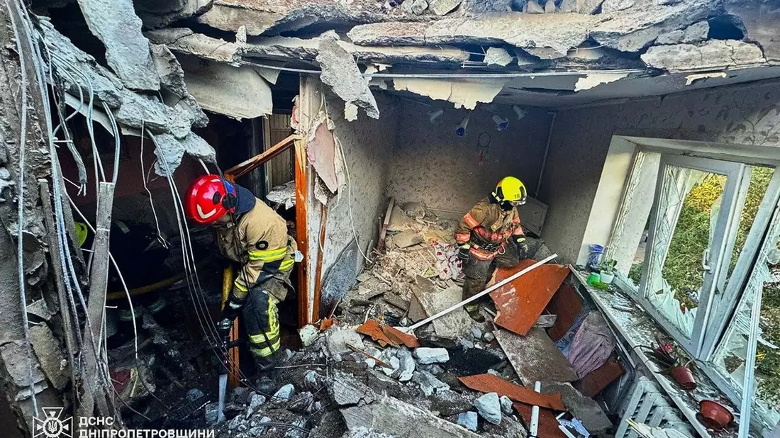 Immer wieder schlagen russische Bomben und Drohnen in ukrainischen Städten ein.  - Bild: Uncredited/Ukrainian Emergency Service/dpa