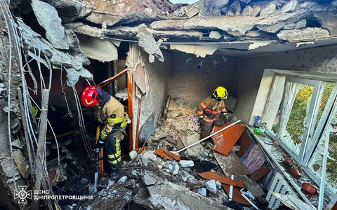 Immer wieder schlagen russische Bomben und Drohnen in ukrainischen Städten ein.  - Foto: Uncredited/Ukrainian Emergency Service/dpa