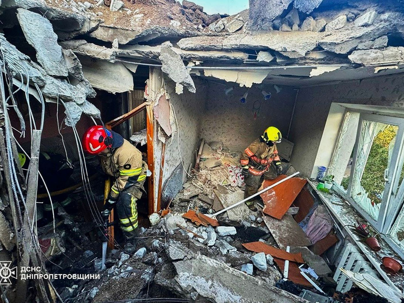 Immer wieder schlagen russische Bomben und Drohnen in ukrainischen Städten ein.  - Foto: Uncredited/Ukrainian Emergency Service/dpa