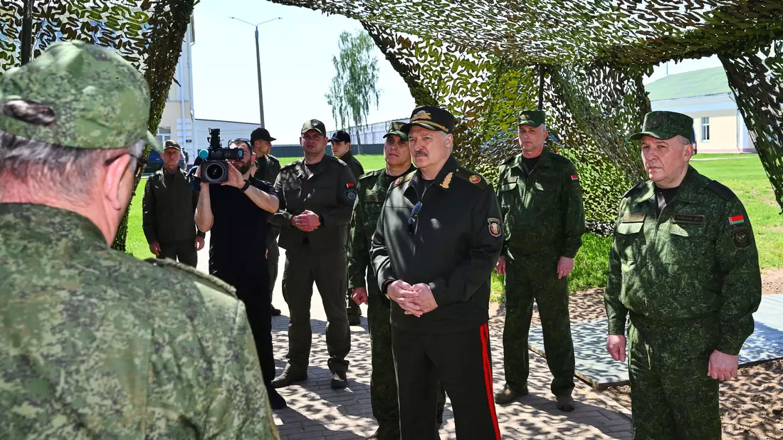 Der belarussische Machthaber Lukaschenko sagt, er sei zu einem Treffen mit Selenskyj bereit.  - Bild: Uncredited/Belarusian Presidential Press Service/dpa