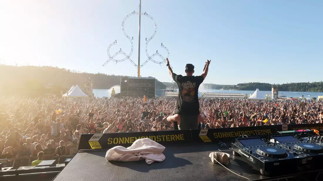 Auf Festivals können Musikfans auch neue Künstlerinnen und Künstler entdecken. (Archivbild) - Bild: Bodo Schackow/dpa