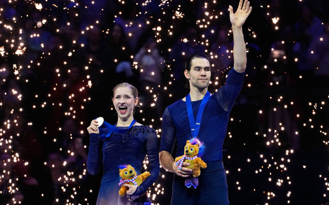 Vor acht Wochen holten Minerva Hase (l) und Nikita Volodin WM-Gold. (Archivbild) - Foto: Petr David Josek/AP/dpa