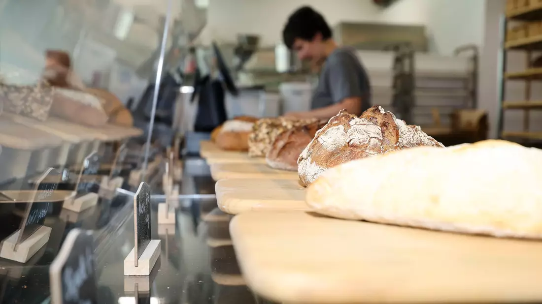 Die Bäckerei backt nur Sauerteigbrote. - Bild: Frank Molter/dpa