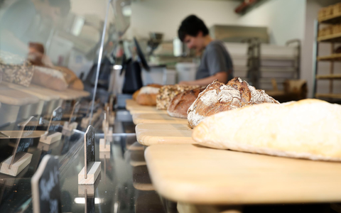 Die Bäckerei backt nur Sauerteigbrote. - Foto: Frank Molter/dpa