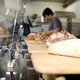 Die Bäckerei backt nur Sauerteigbrote. - Foto: Frank Molter/dpa