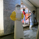 Der Berliner Arzt Maximilian Gertler kennt die Herausforderungen eines Ebola-Einsatzes aus eigener Erfahrung bei Ärzte ohne Grenzen (Handout) - Foto: Medecins sans Frontieres/dpa
