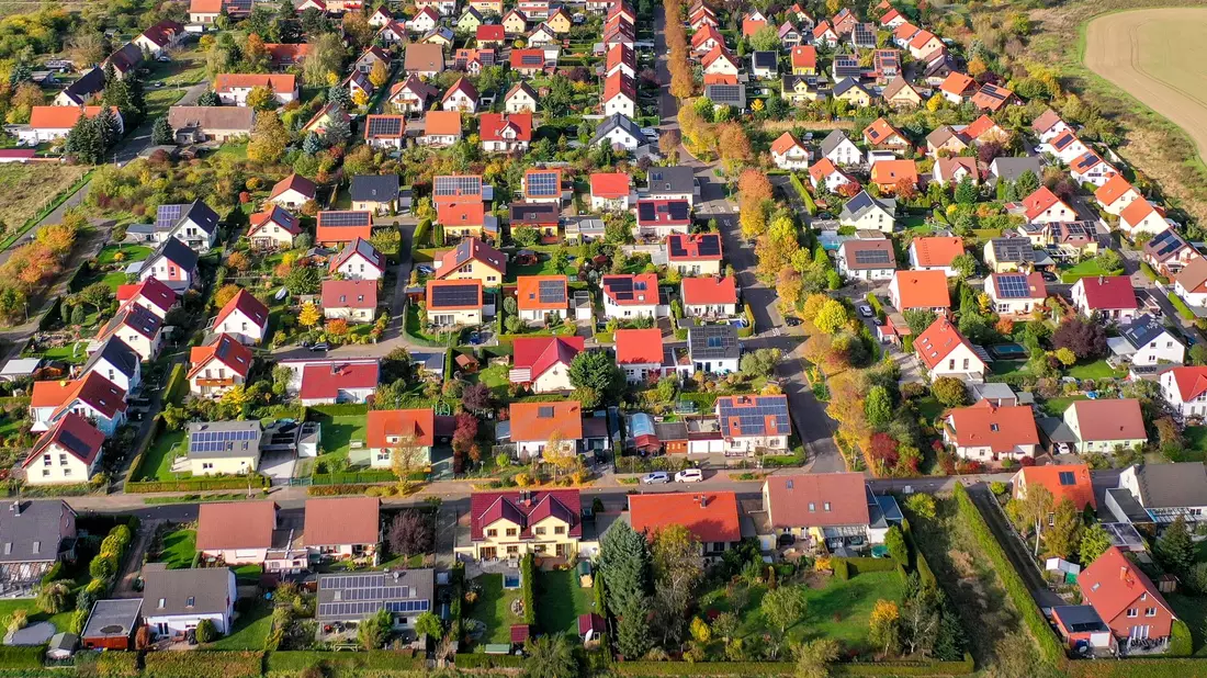 Wohnraum ist gerade in Städten begehrt, aber für viele kaum bezahlbar. (Archivbild) - Bild: Jan Woitas/dpa