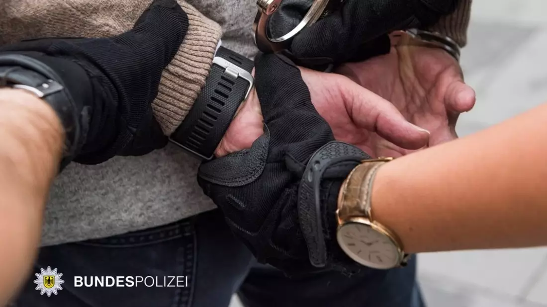 Bundespolizeidirektion München: Feuerwerkskörper in Menschenmenge geworfen / Bundespolizei nimmt Tatverdächtigen fest - Bild: presseportal.de