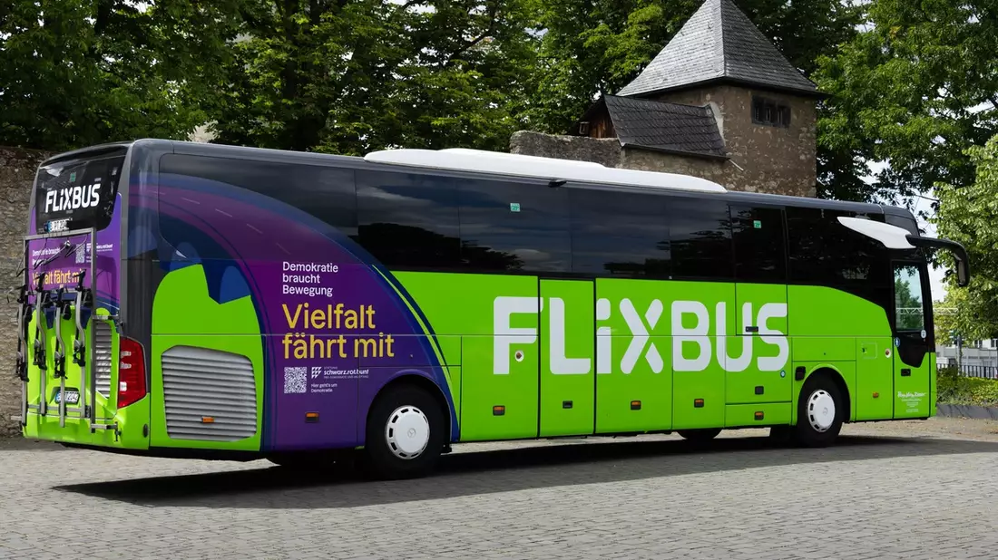 Flix wirbt im Superwahljahr für demokratische Grundwerte / Vier Busse im Spezialdesign mit der Stiftung Schwarz-Rot-Bunt - Bild: presseportal.de