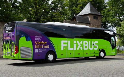 Flix wirbt im Superwahljahr für demokratische Grundwerte / Vier Busse im Spezialdesign mit der Stiftung Schwarz-Rot-Bunt - Foto: presseportal.de