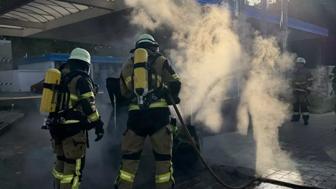 FW-E: Pkw-Brand auf Tankstellengelände an der Steeler Straße - Bild: presseportal.de