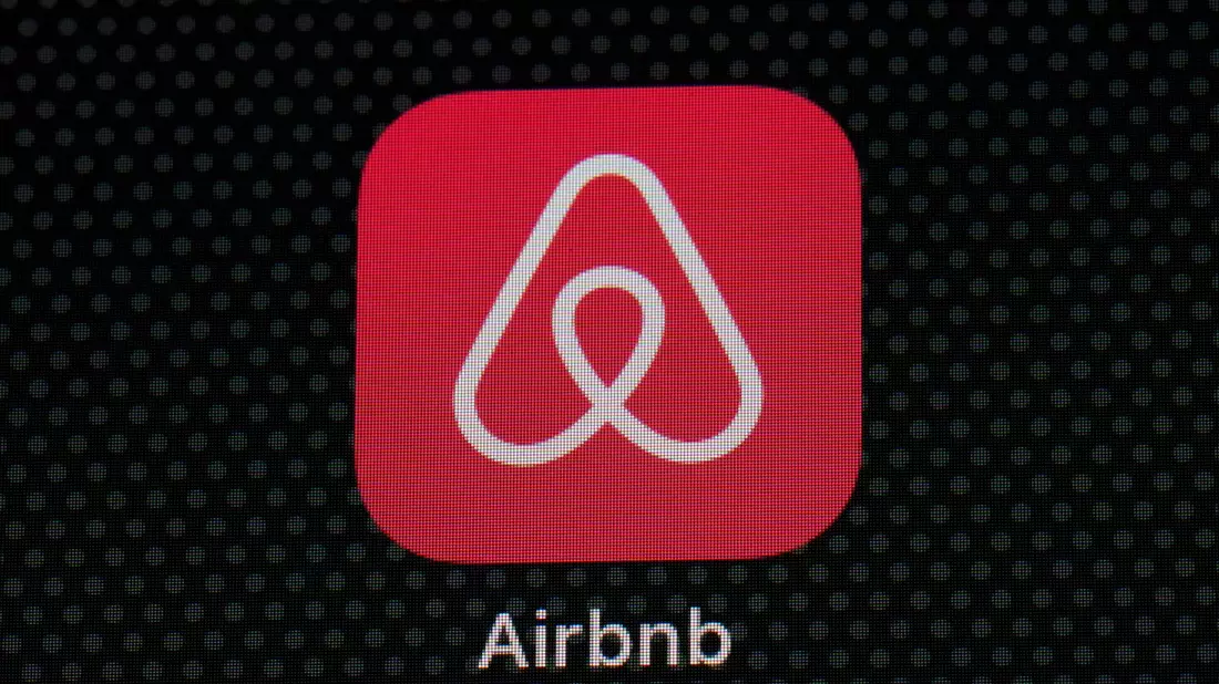 Künstliche Intelligenz soll die Airbnb-App stärker auf einzelne Nutzer zuschneiden. (Archivbild)  - Bild: Patrick Semansky/AP/dpa