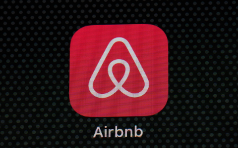 Künstliche Intelligenz soll die Airbnb-App stärker auf einzelne Nutzer zuschneiden. (Archivbild)  - Foto: Patrick Semansky/AP/dpa