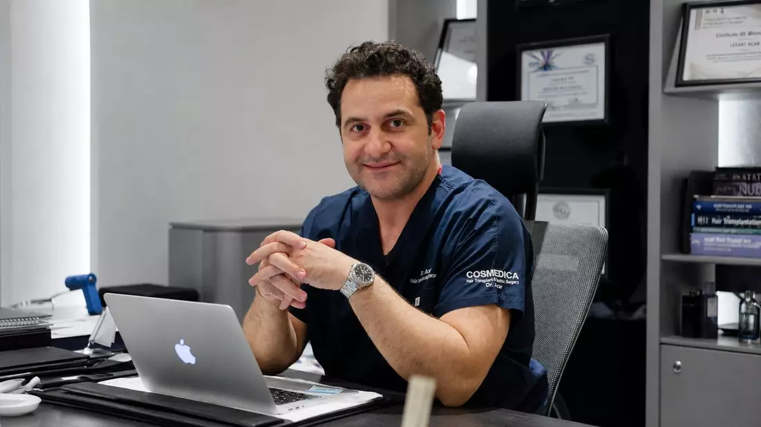 Neue Wege bei Haarausfall: Cosmedica Clinic in Istanbul kombiniert Haartransplantation und Regenera Activa - Bild: presseportal.de