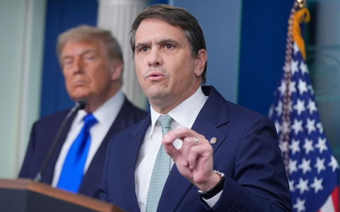 US-Präsident Donald Trump hat über Justizminister Todd Blanche (rechts) den Plan für einen Entschädigungsfonds eingebracht, der die Republikaner spaltet. (Archivbild) - Foto: Manuel Ceneta/AP/dpa