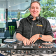Gute Laune will der Inhaber eine Tankstelle verbreiten. - Foto: Jason Tschepljakow/dpa