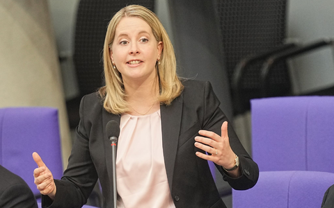 Bundesbauministerin Verena Hubertz (SPD) will mit einer Reihe von Maßnahmen, darunter der Bau-Turbo, den Wohnungsbau ankurbeln - Foto: Michael Kappeler/dpa