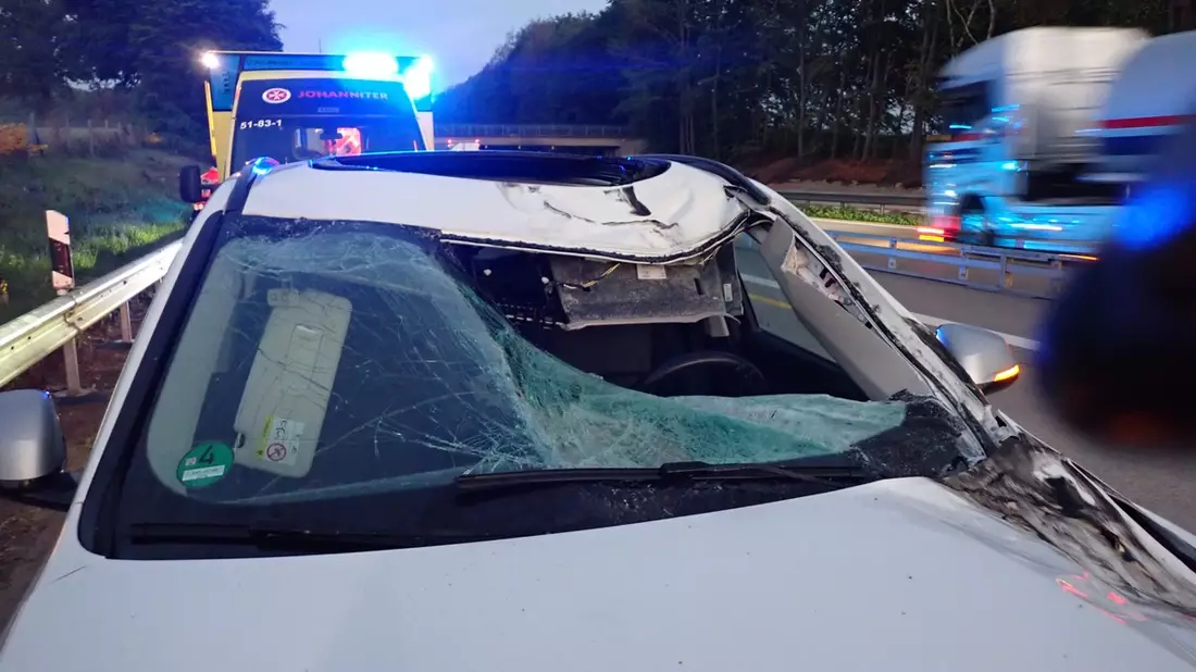 POL-DEL: Autobahnpolizei Ahlhorn: Verkehrsunfall auf der A1 in Harpstedt durch Gegenstand von der Gegenfahrbahn +++ Zeugen gesucht - Bild: presseportal.de