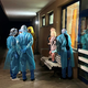 Zwei Kinder des US-amerikanischen Ebola-Patienten schauen durch ein Fenster zu ihrem Vater in die Isolierstation der Berliner Charité. - Foto: --/Universitätsmedizin Charité/dpa