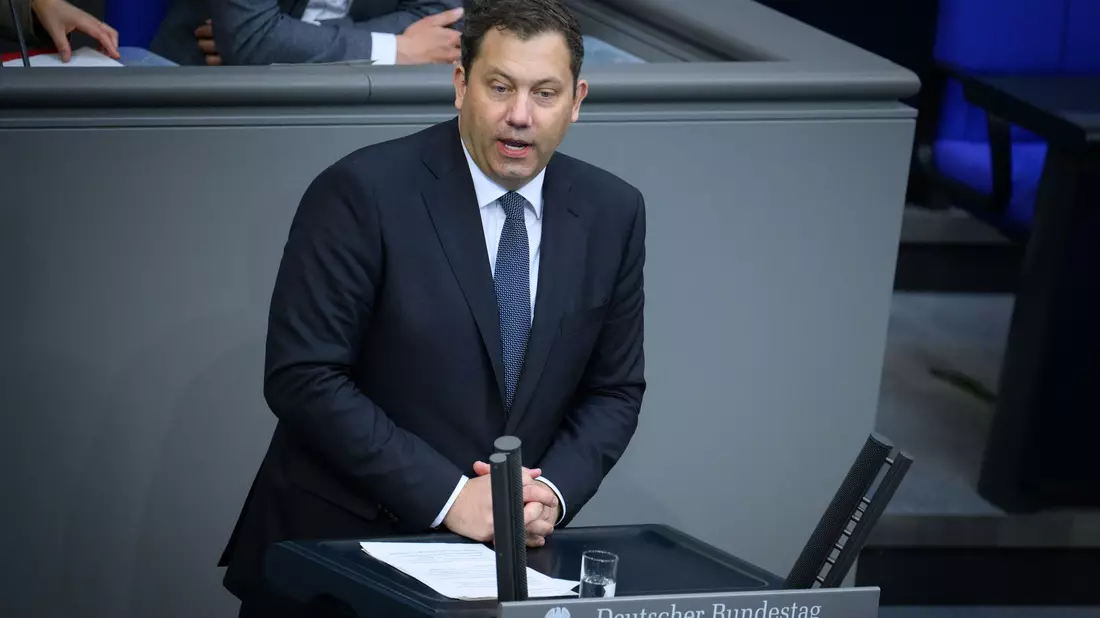 Bundesfinanzminister Klingbeil (SPD) zeigt sich offen dafür, Subventionen und Steuervergünstigungen um einen pauschalen Prozentsatz abzuschmelzen. - Bild: Bernd von Jutrczenka/dpa