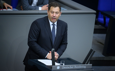 Bundesfinanzminister Klingbeil (SPD) zeigt sich offen dafür, Subventionen und Steuervergünstigungen um einen pauschalen Prozentsatz abzuschmelzen. - Foto: Bernd von Jutrczenka/dpa