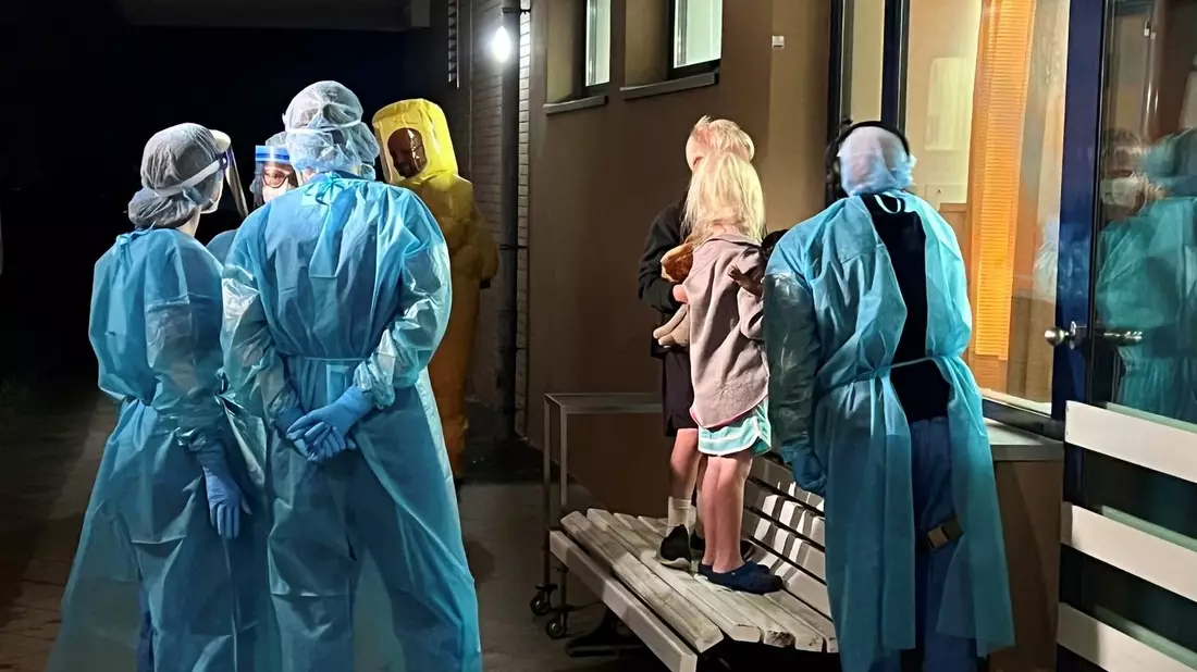 Zwei Kinder des US-amerikanischen Ebola-Patienten schauen durch ein Fenster zu ihrem Vater in die Isolierstation der Berliner Charité. - Bild: --/Universitätsmedizin Charité/dpa