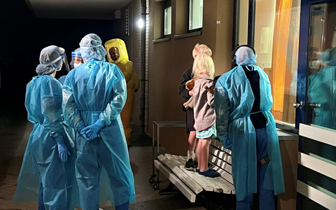 Zwei Kinder des US-amerikanischen Ebola-Patienten schauen durch ein Fenster zu ihrem Vater in die Isolierstation der Berliner Charité. - Foto: --/Universitätsmedizin Charité/dpa