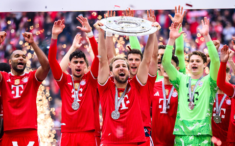 Harry Kane und die Bayern wollen auch in Berlin eine Trophäe in die Höhe stemmen. (Archivbild) - Foto: Tom Weller/dpa