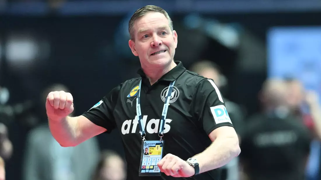 Bundestrainer Alfred Gislason bleibt bis zu den Sommerspielen 2028 im Amt. (Archivbild)  - Bild: Sina Schuldt/dpa