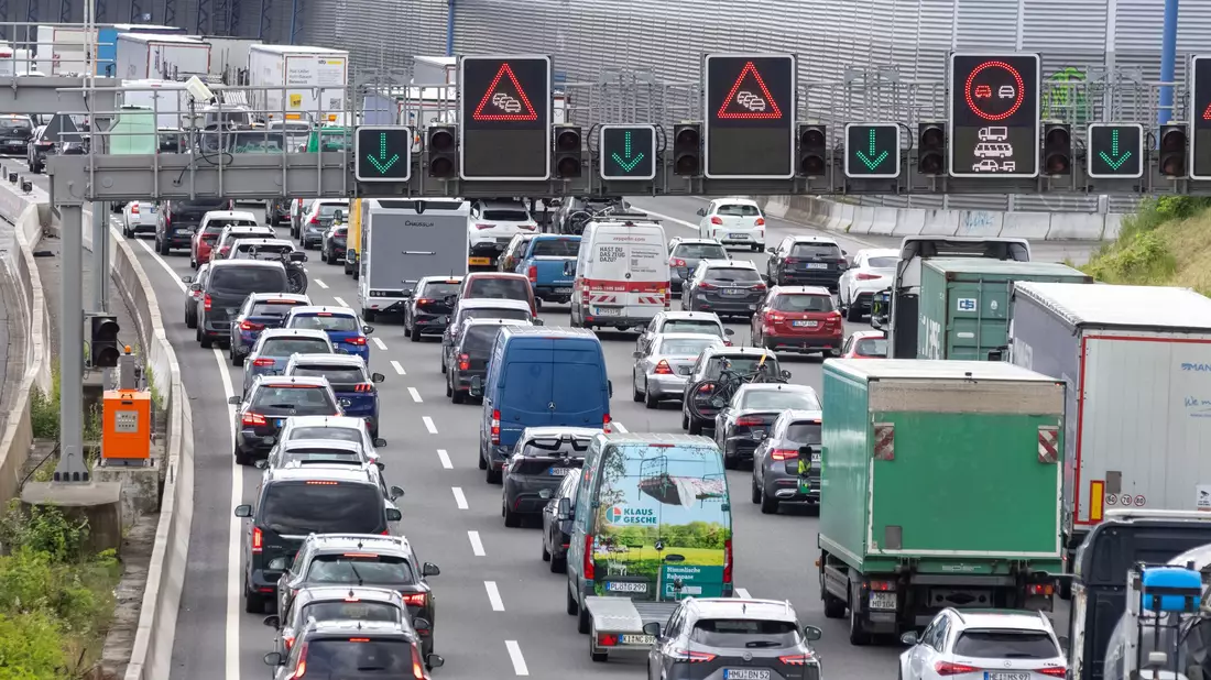 Vor Beginn der Reisewelle sind die Spritpreise gesunken. (Archivbild) - Bild: Bodo Marks/dpa