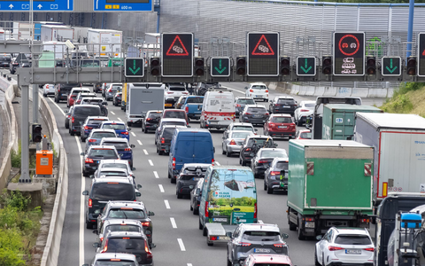 Vor Beginn der Reisewelle sind die Spritpreise gesunken. (Archivbild) - Foto: Bodo Marks/dpa