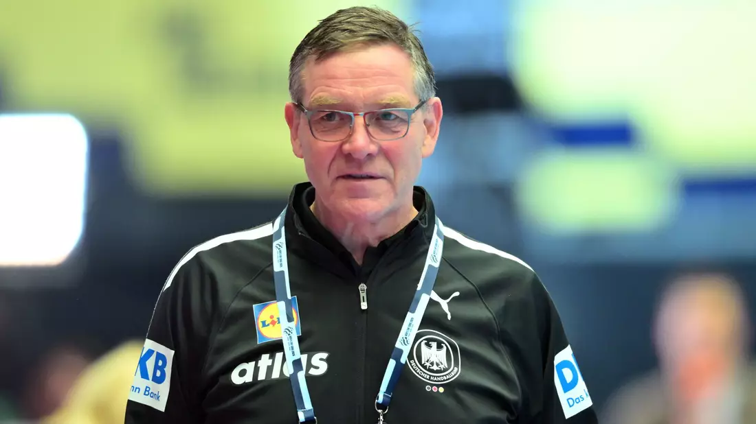 Alfred Gislason bleibt bis Olympia 2028 Handball-Bundestrainer. (Archivbild) - Bild: Sina Schuldt/dpa