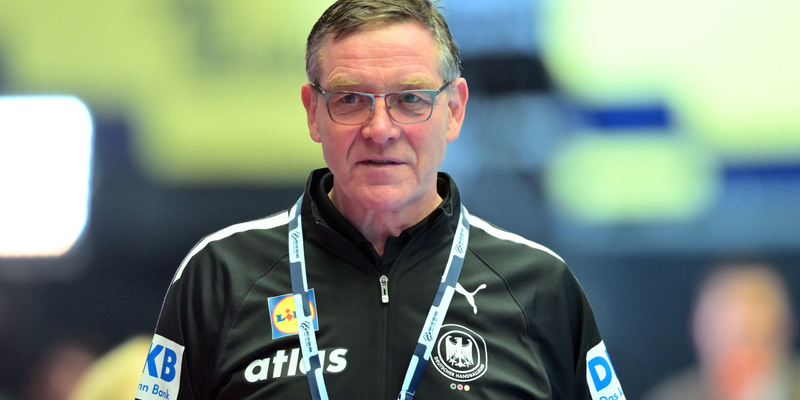 Alfred Gislason bleibt bis Olympia 2028 Handball-Bundestrainer. (Archivbild) - Foto: Sina Schuldt/dpa
